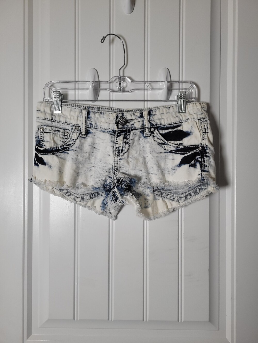 Daytrip White Acid-Wash Denim Cutoff Shorts with Dark Blue Accents.  Size 25